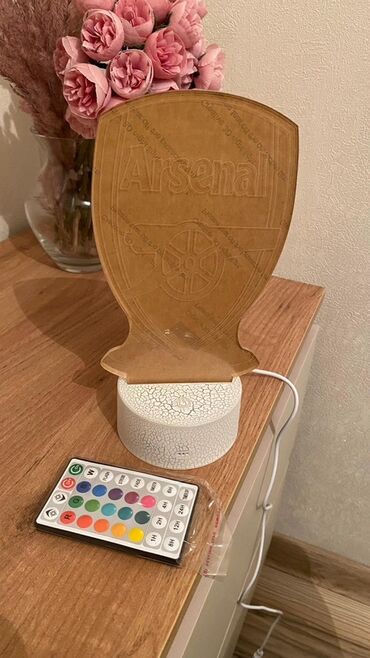 şəkilləri idmana aid rəsmlər: Arsenal temalı 3D LED masa lampası - Akril lövhə üzərində Arsenal