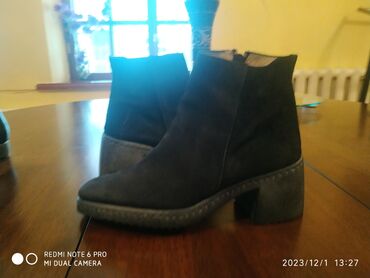 продаю женскую обувь: Сапоги, 38, цвет - Черный
