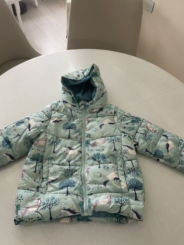 Cinslər və şalvarlar: Uşaq üçün qız jaketi – kapüşonlu, yüngül və isti. - Rəng: açıq