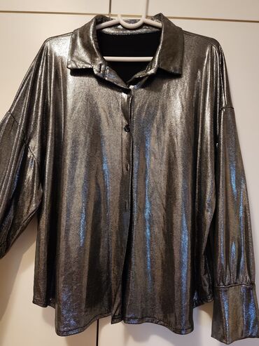 Bluze: Dve ženske bluze u nežnim neutralnim tonovima. 1) Puder‑roze bluza: - — 9