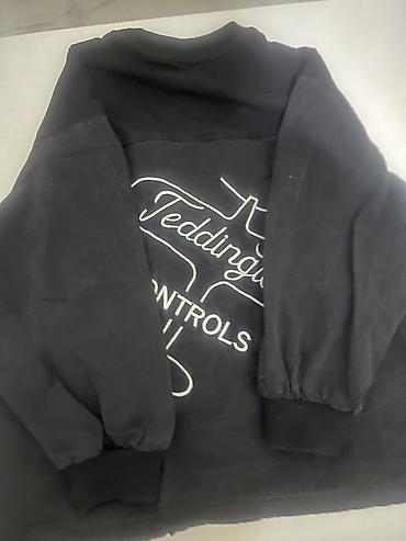 Kişi geyimləri: Qara rəngli uniseks sweatshirt - Ön hissədə iri ağ qrafika və — 1