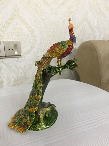 Heykəlciklər: Dubaydan alinib suvenirler.Tovuzqusu 110 azn Kitay qiz 70 azn — 2