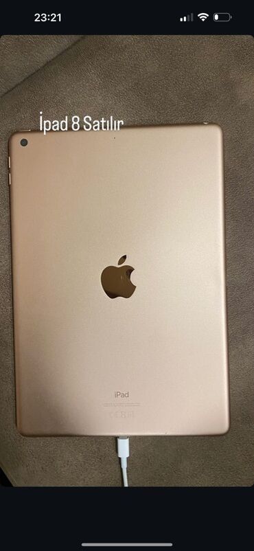 Audio: Apple iPad 8-ci nəsil planşeti endirim olar. Qızılı rəngdə və arxa