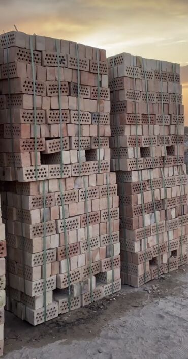 диваны для бара: Кирпичи с отверстиями, упакованные в штабели для удобства