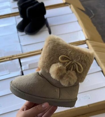 Čizme: Dečje zimske čizmice . Cena 2500 din — 2