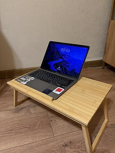 komputer setup: JYSK markalı bambukdan qatlanan yataq/sofra masası – noutbuk və kitab — 2