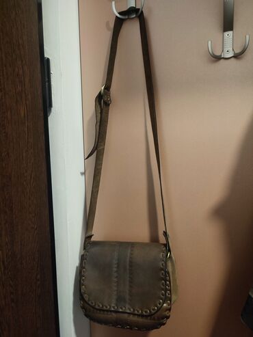 kais za haljinu:  Kozna torba cvrste forme, tamno braon boje. Torba je kompaktna, moze
