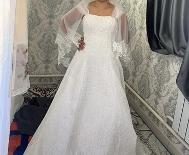 платья большого размера: Свадебное платье, фата в подарок. Покупала дорого. Размер М, мой рост