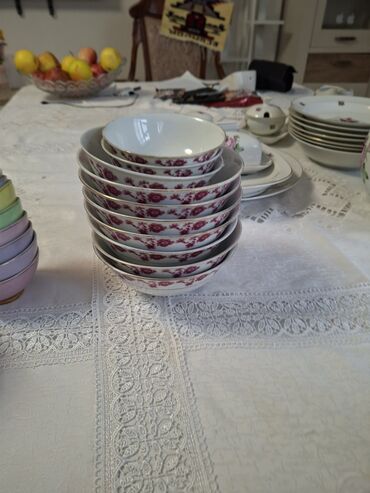 Наборы посуды: Набор столовой и чайной посуды, а также хрустальные вазы/салатники — 1