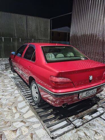 жушили 07: Автомобиль Peugeot 406 красного цвета. Седан среднего размера с
