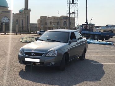 электромобиль neta: Автомобиль Lada Priora серого цвета. Этот седан подходит для