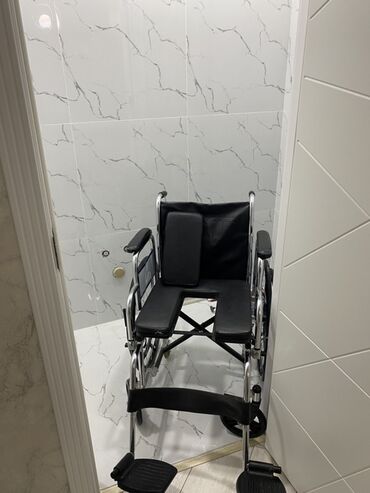 Ortozlar: Təkərli kreslo məhdud hərəkət imkanı olan şəxslər üçün nəzərdə