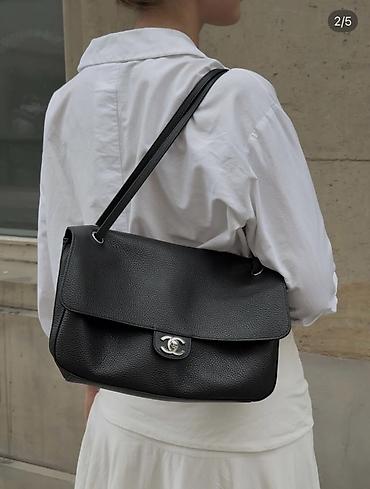 Сумка Chanel из черной зернистой кожи (caviar), модель с клапаном и