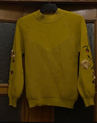 Köynək və bluzalar: Qadın geyimləri – 2 fərqli model 1) Ağ bluz: - Yumşaq, axıcı parça - — 41