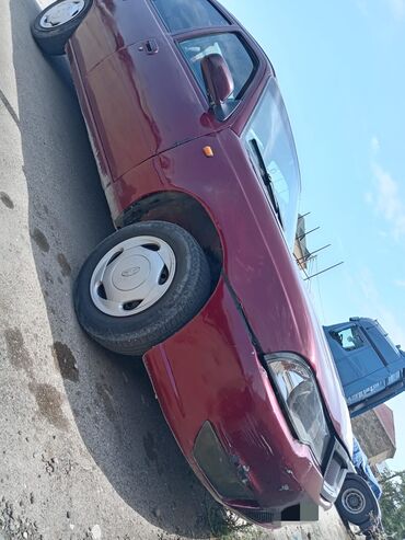Daewoo: Tünd qırmızı rəngli dördqapılı Daewoo Nexia sedan avtomobili