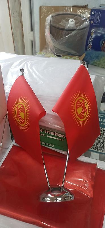 американский флаг: Элегантная настольная подставка для флагов, выполненная в золотистом — 7