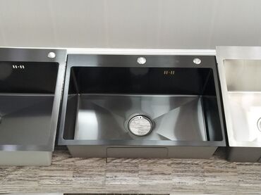 Truba: Mətbəx üçün paslanmayan poladdan tək göyərçək (single-bowl) lavabo. -