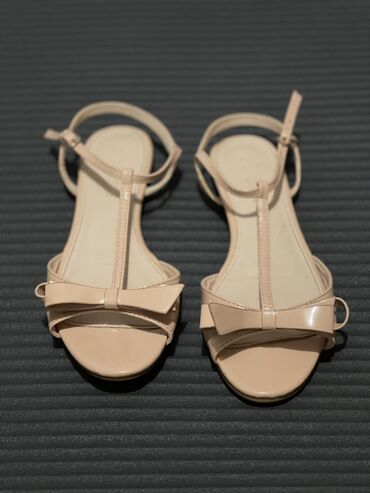обувь zara: Красивые сандали цвета беж