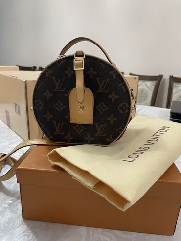 бу чехлы: Барсетка, Louis Vuitton, Материал: Экокожа, Застежка на молнии, Разделенные отделения, Б/у
