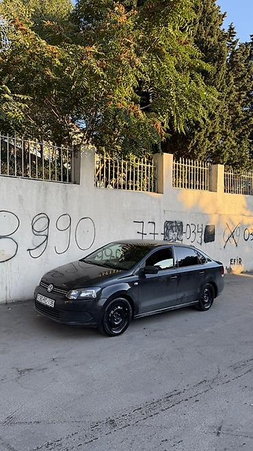 Volkswagen: Volkswagen Polo sedan - Kuzov: 4 qapılı sedan, qara rəng - Mühərrik — 1