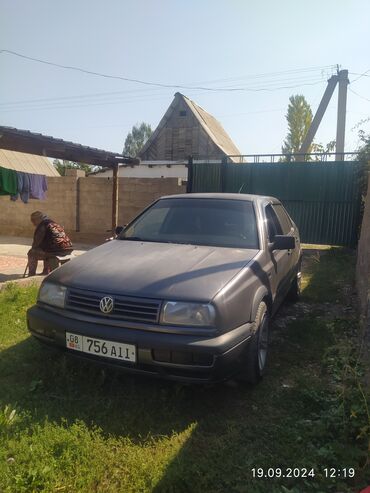 мато: Volkswagen Vento: 1992 г., 1.8 л, Механика, Газ, Седан