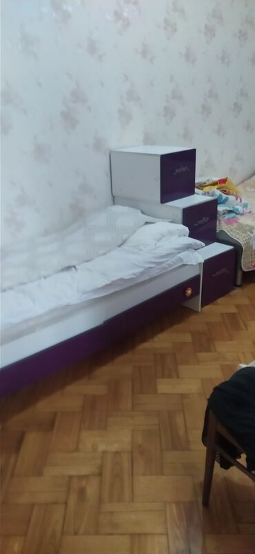 İkimərtəbəli uşaq çarpayıları: Odnaspalnaya krovat i 3 podwkafcika