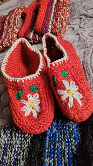 женские трикотажные спортивные костюмы: Əl işi trikotaj ev tapoçkaları - Material: yumşaq, qalın iplikdən