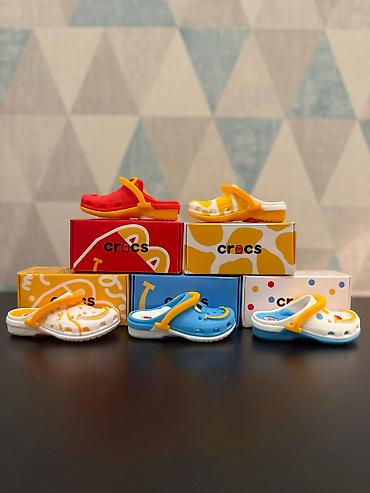 Məhsul: Mini “Crocs” kolleksiya fiqurları və stikerlər dəsti Qutu