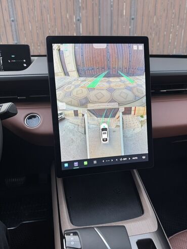 Avtomobil salonu üçün digər detallar: Elektrik krossover salonu – modern texnologiya və komfort - Panorama — 7