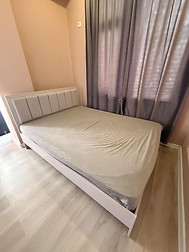 одна спалный кроват: Кровать с мягким изголовьем Имеется легкий скрип Лаконичный и — 1