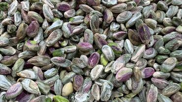 Сухофрукты, орехи, снеки: Очищенные фисташки, готовые к употреблению. Ядра имеют характерный — 1