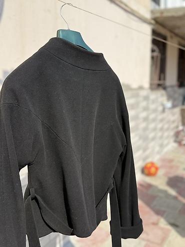 dəst qadın geyimləri: Qadın üst geyimləri dəsti 1) Qara qısa jaket - Model: asimmetrik ön — 1