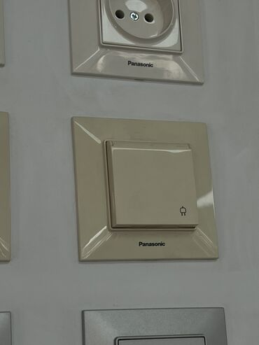 меняю на 07: Выключатель Panasonic, серия с квадратной рамкой, цвет бежевый