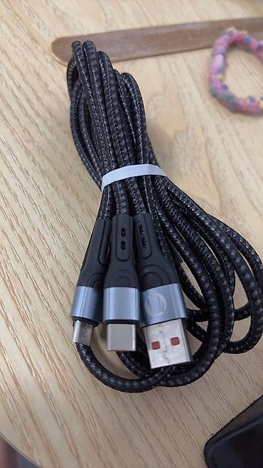 Кабели подключения: Универсальный зарядный кабель с несколькими разъемами: USB Type-A на — 4