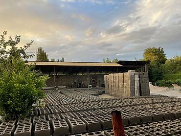 Производство пескоблоков: Продается пескоблочные две станки. Иметься 4 видов матрец, 300шт — 10