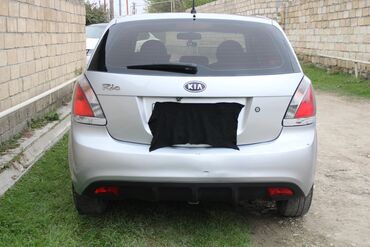 Kia: Kia Rio hatchback – gümüşü rəngdə, 5 qapılı şəhər avtomobili. Xarici — 6