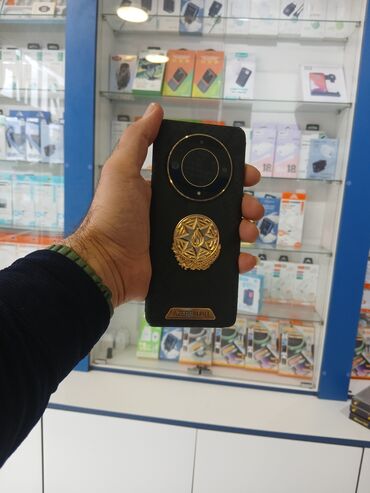 Redmi: Xüsusi dizaynlı smartfon - Arxa panel: Qara rəngli, karbon teksturalı