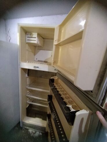 xengel buken aparat: Klassik tək qapılı soyuducu. - Yuxarıda ayrıca dondurucu bölmə