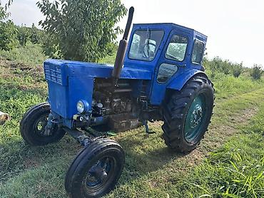 qoşqusu olan avtomobil: 2 si bir yerde idayl vezyitde satlırMavi rəngli təkərli traktor və — 2