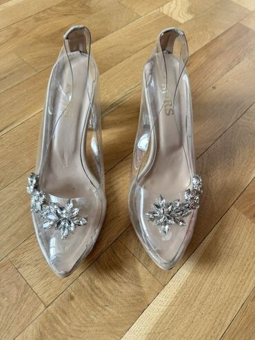 Kürklər: - Tünd qəhvəyi rəngdə xəz. Ölçü 44-48, 2 dəfə toya geyinilib, əla — 10