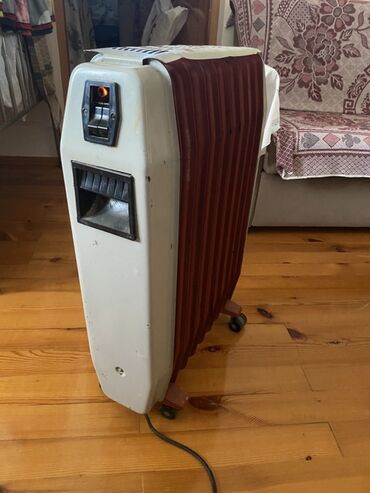 radiator işlənmiş: Ağ və qırmızı rəngli, təkərli, daşınması asan yağlı qızdırıcı