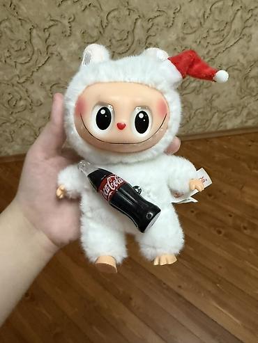 oyuncaq kuxna: Pop Mart The Monsters seriyasından Coca-Cola temalı kolleksiya — 1