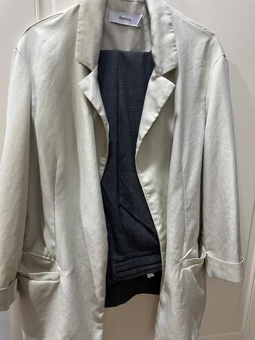 Kostyumlar: Dəst birlikdə Pencək Bershka Şalvar Zara. Dəst olaraq satılır 15 AZN — 2