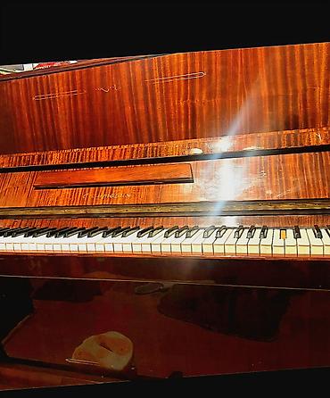 Upright pianino – klassik dizayn, parlaq tünd qəhvəyi (taxta) korpus