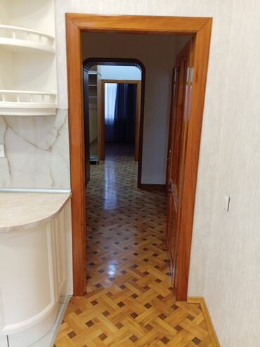 Köhnə tikili: 1 - məhəllə 4/2 - mərtəbəsində 3 otaqlı yol qrağı kombisi var polı — 15