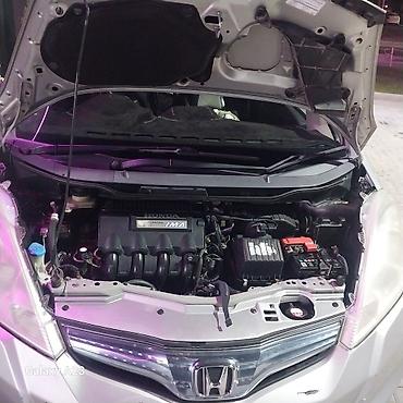 Honda Fit: 2010 г., 1.3 л, Вариатор, Гибрид, Хэтчбэк