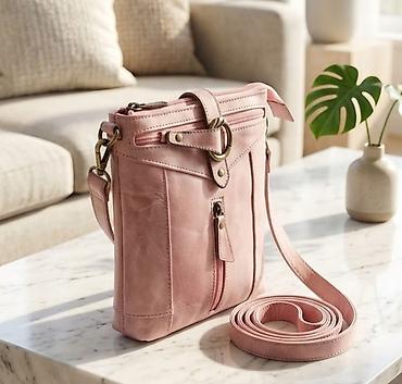 mona nivcanik: Ženska crossbody torba u puder-ružičastoj boji, elegantnog i — 1