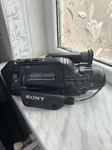 sony 2000 video camera: Sony Handycam Video8 (model: CCD‑FX300E, PAL)m - Video8 kasetlər üçün — 2