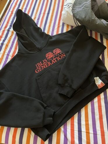 Köynəklər: Qara rəngli kapüşonlu sweatshirt (hoodie) - Ön tərəfdə qırmızı “IBLIS