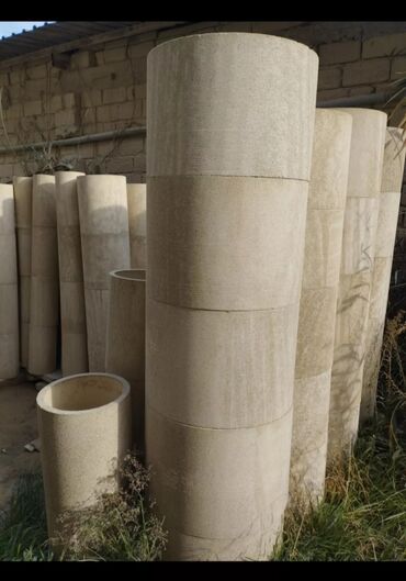 Bitkilər üçün dibçəklər: Ağ rəngli, daşdan hazırlanmış dekorativ güldan, bağlar, parklar və ya — 19